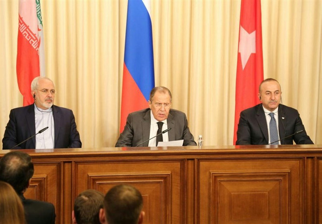 Ngoại trưởng Nga Sergei Lavrov với 2 người đồng cấp Iran Mohammad Javad Zarif và Thổ Nhĩ Kỳ Mevlut Cavusoglu. (Nguồn: tasnimnews) Nga, Iran và Thổ Nhĩ Kỳ nhấn mạnh tiến trình Astana cho hòa bình Syria ảnh 1