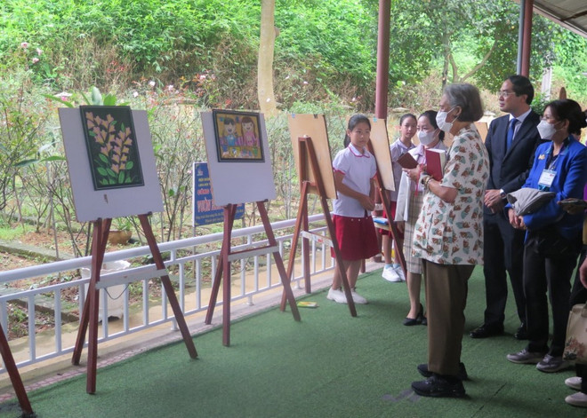 Công chúa Thái Lan Maha Chakri Sirindhorn cùng Đoàn đại biểu tham quan, trải nghiệm một số hoạt động tại Trường Tiểu học Nam Cường. (Ảnh: Hương Thu/TTXVN) cong chua thai lan 5.jpg