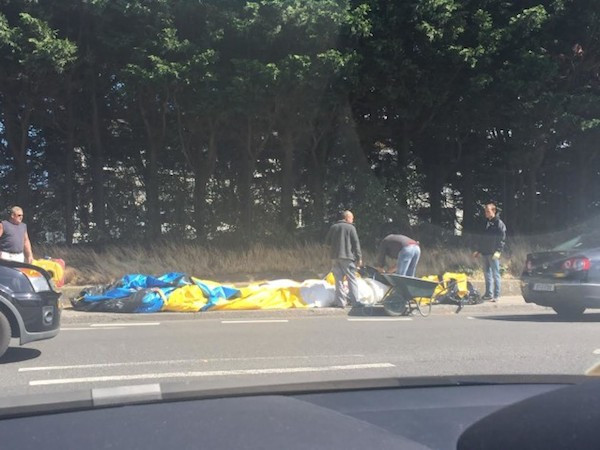 [Photo] Minion khổng lồ đổ vật ra phố gây tắc nghẽn giao thông ảnh 3