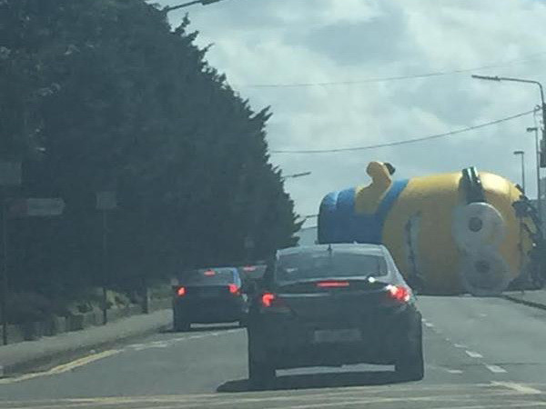 [Photo] Minion khổng lồ đổ vật ra phố gây tắc nghẽn giao thông ảnh 1