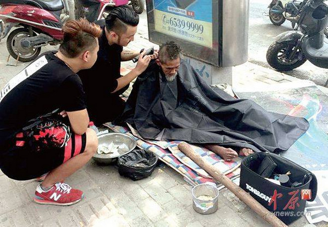 [Photo] Rộ trào lưu cắt tóc miễn phí cho những người vô gia cư ảnh 1