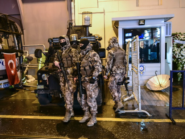 Cảnh sát Thổ Nhĩ Kỳ gác tại Lãnh sự quán Nga ở Istanbul. (Nguồn: AFP/TTXVN) Thổ Nhĩ kỳ mở phiên tòa đầu tiên xét xử vụ đảo chính quân sự ảnh 1