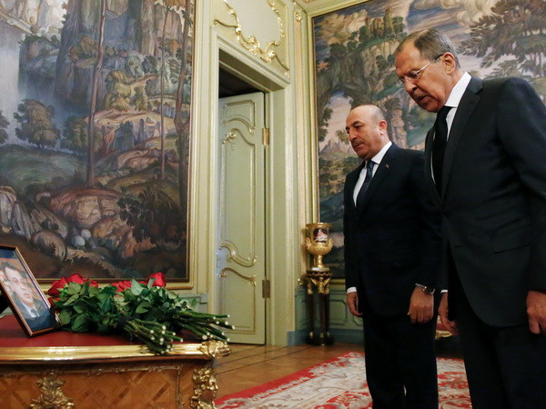 Ngoại trưởng Nga Sergei Lavrov (phải) và Ngoại trưởng Thổ Nhĩ Kỳ Mevlut Cavusoglu tưởng niệm Đại sứ Andrei Karlov tại Moskva ngày 20/12. (Nguồn: AFP/TTXVN) Thổ Nhĩ Kỳ cấm truyền thông đưa tin về vụ điều tra ám sát Đại sứ Nga ảnh 1