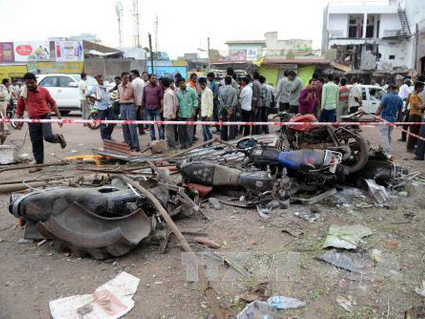 Hơn 900 bình gas hóa lỏng trên 2 xe tải phát nổ giữa đường phố ảnh 1