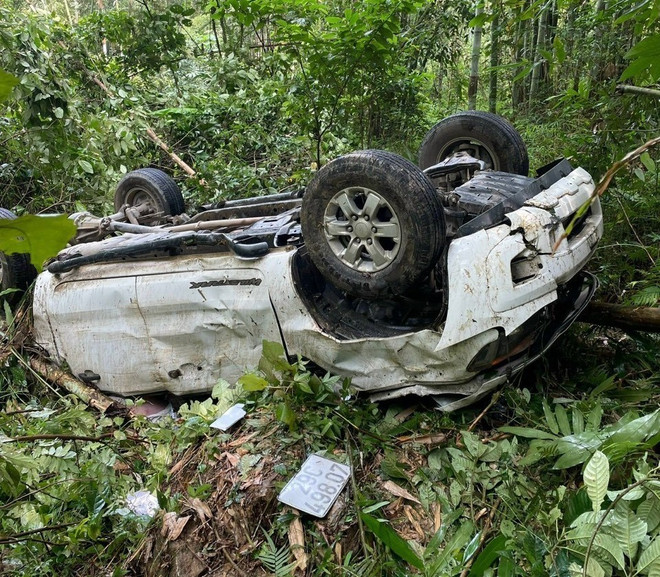 Hòa Bình: Ôtô bán tải lao xuống taluy âm, 3 người thương vong ảnh 1