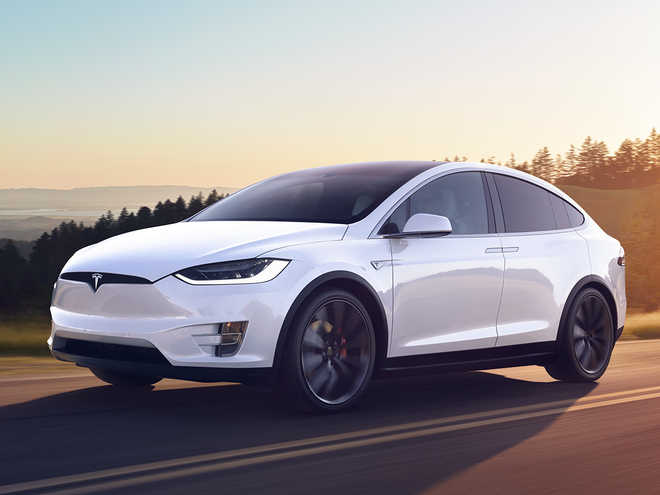Khách tham quan mãn nhãn với mẫu Model X của Tesla tại CES 2018 ảnh 1