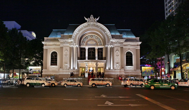 Cùng khám phá kiến trúc tuyệt đẹp của Nhà hát Lớn TP.HCM ảnh 1