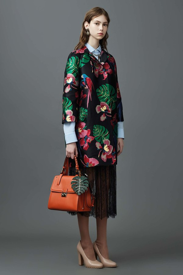 Họa tiết hoa lãng mạn và bay bổng "gây bão" trong mùa Cruise 2017 ảnh 7