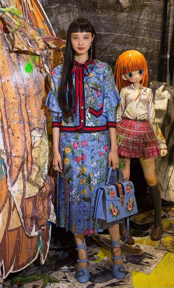 Họa tiết hoa lãng mạn và bay bổng "gây bão" trong mùa Cruise 2017 ảnh 9