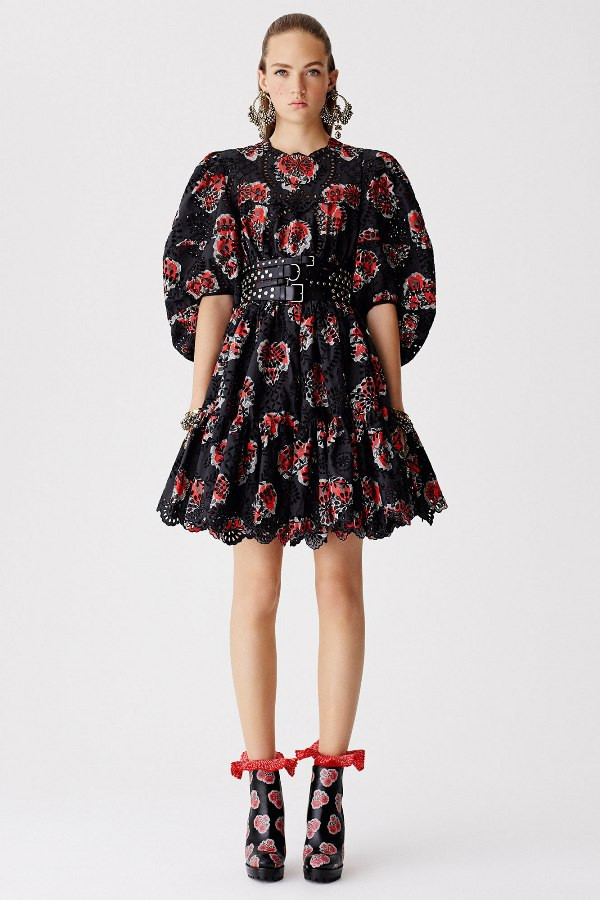 Họa tiết hoa lãng mạn và bay bổng "gây bão" trong mùa Cruise 2017 ảnh 5