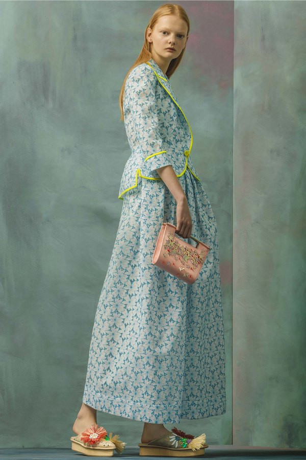 Họa tiết hoa lãng mạn và bay bổng "gây bão" trong mùa Cruise 2017 ảnh 3