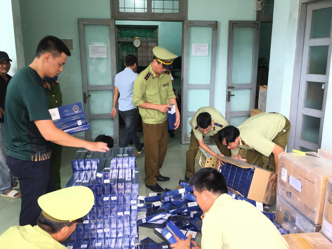 Cơ quan chức năng đã tiến hành lập biên bản sự việc, niêm phong, thu giữ toàn bộ lô hàng để tiến hành xử lý theo quy định của pháp luật. (Nguồn: TTXVN) Quảng Bình: Thu giữ gần 14.000 bao thuốc lá ngoại nhập lậu ảnh 1