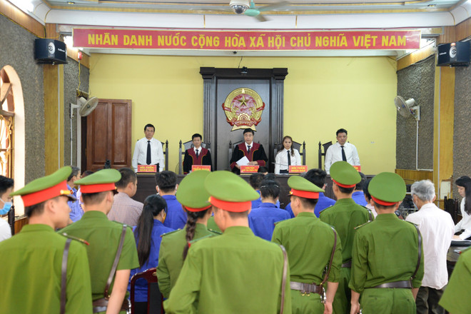 Hội đồng xét xử đọc bản tuyên án 12 bị cáo. (Ảnh: Hữu Quyết/TTXVN) Cuộc chiến chống gian lận thi cử: Phải chống từ gốc ảnh 3