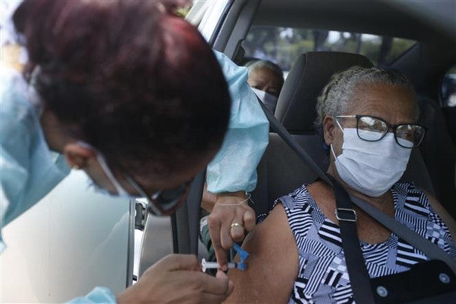 Brazil đã tiêm cho 73% dân số, Séc siết quy định với người chưa tiêm ảnh 1