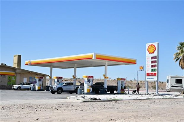 Một trạm xăng ở Newberry Springs, bang California (Mỹ). (Ảnh: AFP/TTXVN) Mỹ tham vọng cắt giảm 56% khí thải từ xe cơ giới trong thập kỷ tới ảnh 1