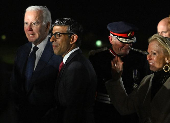 Thủ tướng Anh Rishi Sunak đón Tổng thống Mỹ Joe Biden tại sân bay quốc tế Belfast, Bắc Ireland, ngày 11/4/2023. (Ảnh: AFP/TTXVN) Ông Biden: Bảo vệ thỏa thuận "Ngày thứ Sáu tốt lành" là ưu tiên của Mỹ ảnh 1