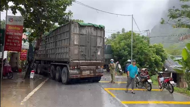 Tuyên Quang: Xe container đấu đầu xe tải, quốc lộ 2C ùn tắc kéo dài ảnh 1