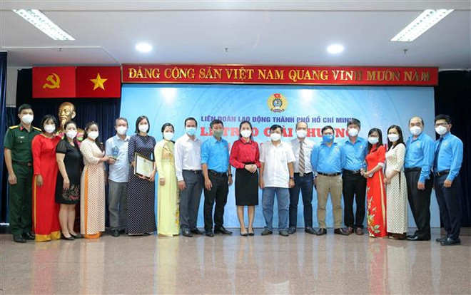 Trao 18 giải Báo chí đồng hành cùng công nhân TP.HCM phòng, chống dịch ảnh 1
