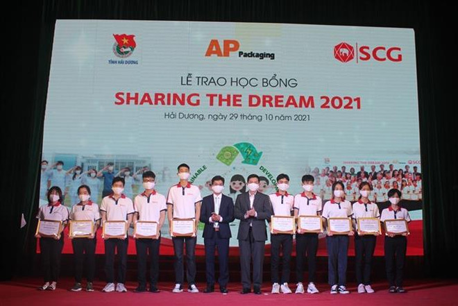 Đại diện Ban Thường vụ Tỉnh đoàn Hải Dương và Công ty TNHH Bao bì AP trao tặng học bổng cho học sinh, sinh viên Hải Dương. (Ảnh: Mạnh Minh/TTXVN) Hải Dương: Trao học bổng cho 50 học sinh, sinh viên vượt khó ảnh 1