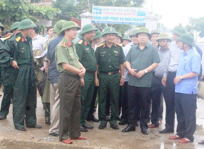 Phó Thủ tướng: Bảo đảm tuyệt đối tính mạng người dân trước bão số 10 ảnh 1