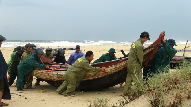 Các tỉnh ven biển đang chạy đua thời gian ứng phó bão số 10 ảnh 1