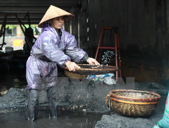 [Video] Hàng trăm người dân đổ ra suối mò than sau lũ ở Quảng Ninh ảnh 1