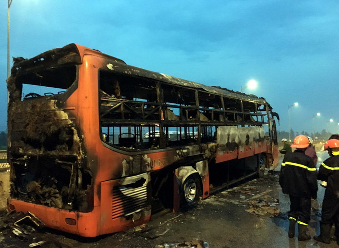 Xe giường nằm bất ngờ bốc cháy, Quốc lộ 1A qua Nghệ An tắc gần 1 giờ ảnh 2