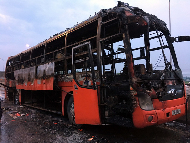 Xe giường nằm bất ngờ bốc cháy, Quốc lộ 1A qua Nghệ An tắc gần 1 giờ ảnh 1