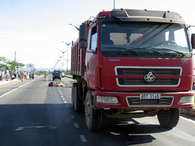 Qua đường đang thi công, một học sinh bị xe tải cán chết ảnh 1
