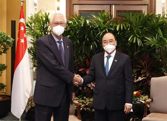 Chủ tịch nước Nguyễn Xuân Phúc tiếp nguyên Thủ tướng Singapore Goh Chok Tong, sáng 26/2/2022. (Ảnh: Thống Nhất/TTXVN) Thúc đẩy quan hệ hữu nghị-hợp tác ngày càng gắn bó Việt Nam-Singapore ảnh 1