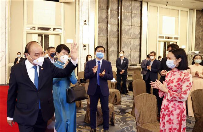 Chủ tịch nước gặp mặt cán bộ Đại sứ quán và kiều bào ở Singapore ảnh 2