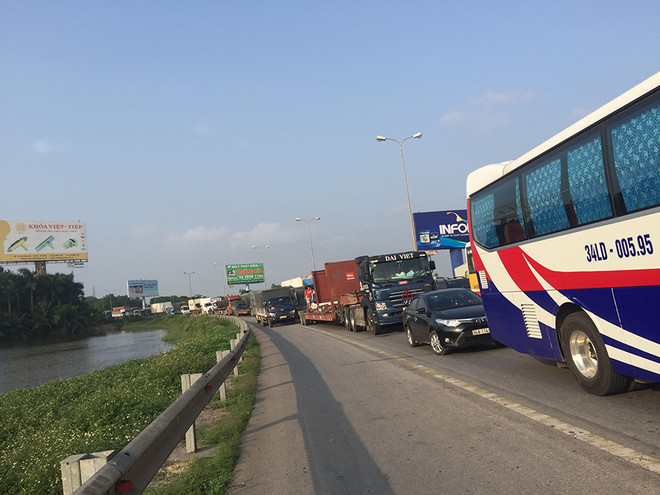 Xe container mất lái lao xuống chân cầu, Quốc lộ 5 ùn tắc kéo dài ảnh 2