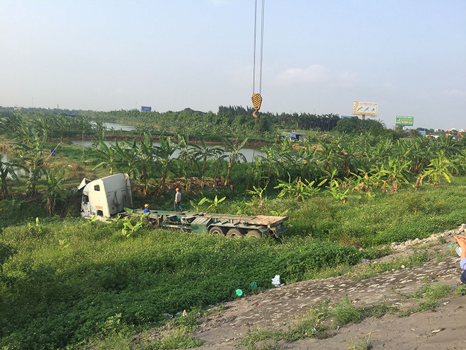 Xe container mất lái lao xuống chân cầu, Quốc lộ 5 ùn tắc kéo dài ảnh 1