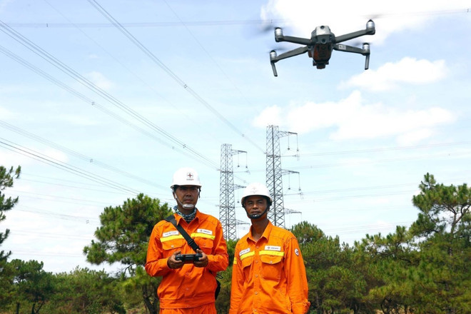 Đội truyền tải điện Biển Hồ sử dụng fly cam kiểm tra tuyến đường dây đường dây 500kV Thạnh Mỹ-Pleiku 2. (Ảnh: Huy Hùng/TTXVN) tram bien ap_pleiku 2_truyen tai dien.jpg
