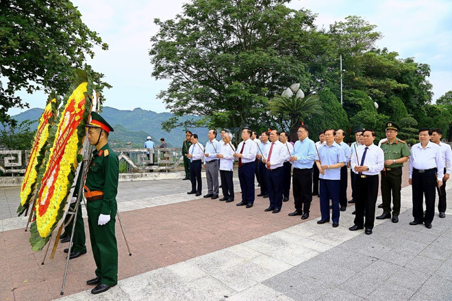 doan cong tac tieu ban van kien dai hoi_lam viec tai hoa binh 3.jpg