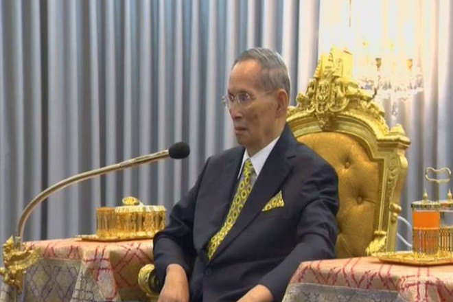 Nhà Vua Thái Lan Bhumibol Adulyadej xuất hiện trước công chúng ảnh 1
