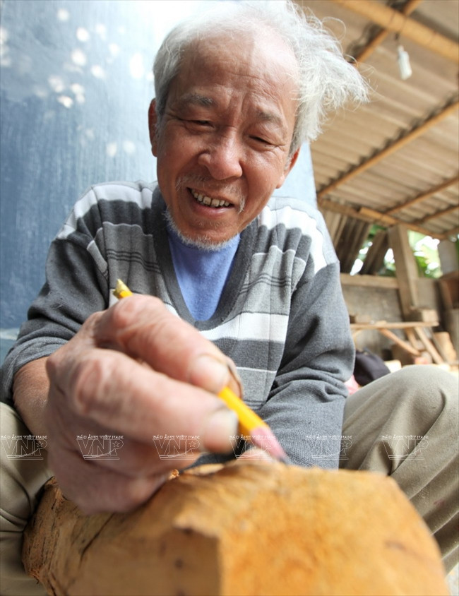 Gặp nghệ nhân tài hoa của làng nghề tạc tượng gỗ truyền thần ảnh 2