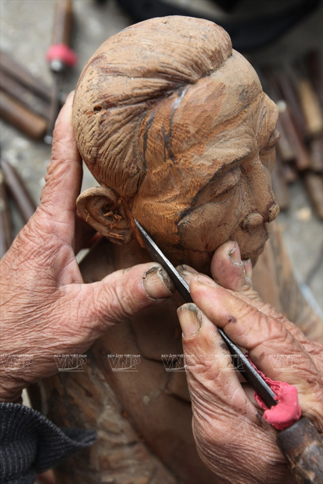 Gặp nghệ nhân tài hoa của làng nghề tạc tượng gỗ truyền thần ảnh 4