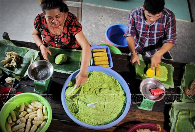 Tìm hiểu cách làm món bánh tét gia truyền của người dân Nam Bộ ảnh 4