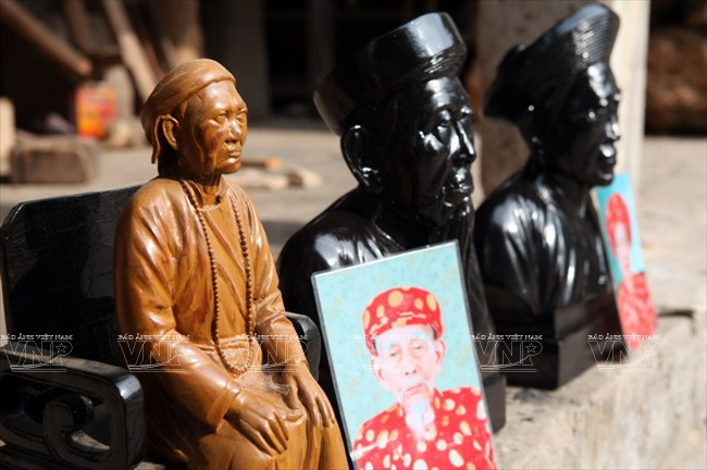 Gặp nghệ nhân tài hoa của làng nghề tạc tượng gỗ truyền thần ảnh 12