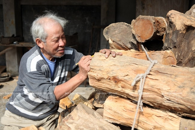 Gặp nghệ nhân tài hoa của làng nghề tạc tượng gỗ truyền thần ảnh 1