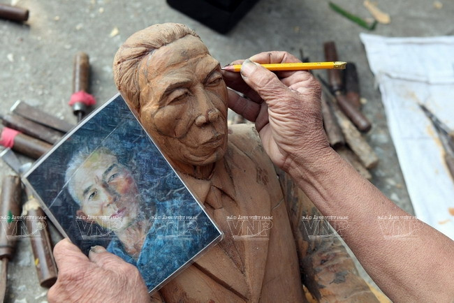 Gặp nghệ nhân tài hoa của làng nghề tạc tượng gỗ truyền thần ảnh 3