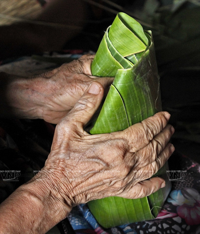 Tìm hiểu cách làm món bánh tét gia truyền của người dân Nam Bộ ảnh 6