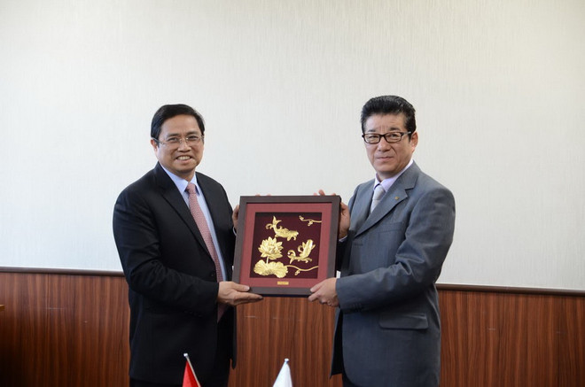Ông Phạm Minh Chính, Ủy viên Bộ Chính trị, Trưởng ban Tổ chức Trung ương tặng quà lưu niệm cho thống đốc tỉnh Osaka Ichiro Matsui. (Ảnh: Thành Hữu/Vietnam+) Trưởng ban Tổ chức Trung ương thăm và làm việc tại Nhật Bản ảnh 1