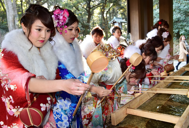 [Photo] Rực rỡ sắc màu kimono trong Lễ trưởng thành ở Nhật Bản ảnh 1