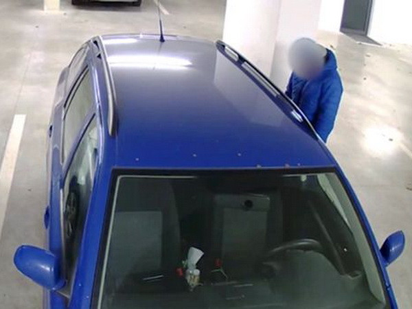 Lạ lùng thanh niên thích "vui vẻ" với xe hơi ở chốn công cộng ảnh 1