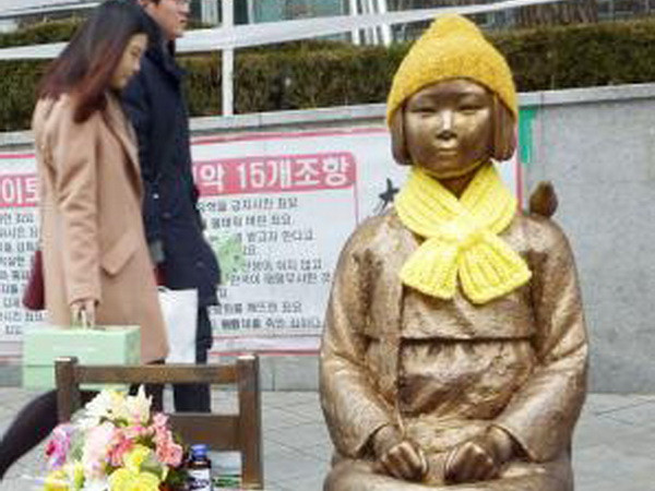 Nhật Bản kêu gọi Hàn Quốc dỡ bỏ bức tượng "phụ nữ mua vui" ảnh 1