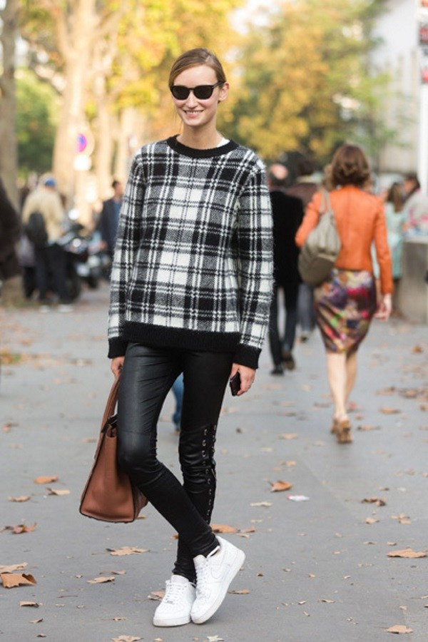 Kết hợp áo len khổ rộng và quần bó - Đơn giản mà sành điệu ảnh 3