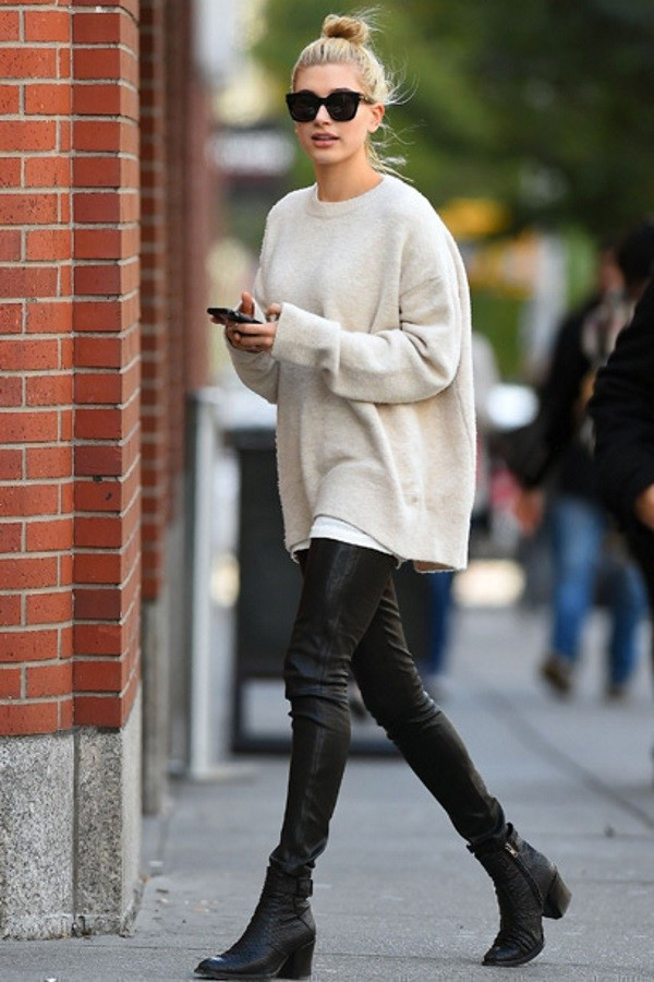 Kết hợp áo len khổ rộng và quần bó - Đơn giản mà sành điệu ảnh 1