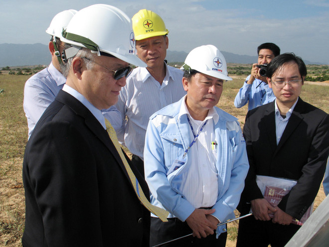 Tổng giám đốc IAEA Yukiya Amano (thứ ba từ phải sang) đến thị sát địa điểm xây dựng nhà máy điện hạt nhận Ninh Thuận 1. (Ảnh: Công Thử/TTXVN) IAEA cam kết hỗ trợ Việt Nam xây nhà máy điện hạt nhân ảnh 1